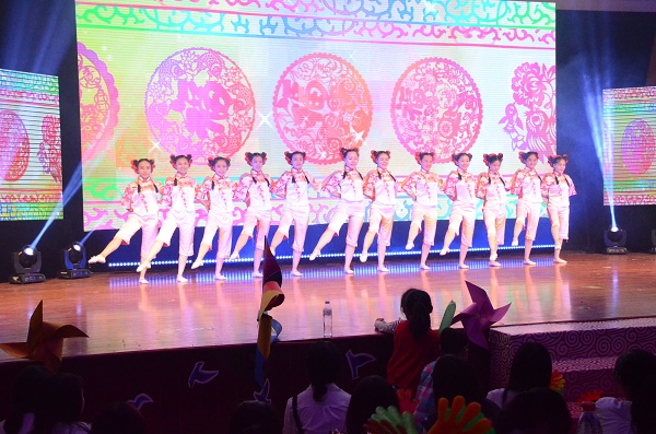 舞蹈《剪纸姑娘》