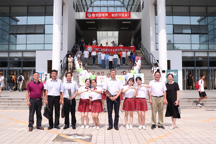 浦书记与师生合影